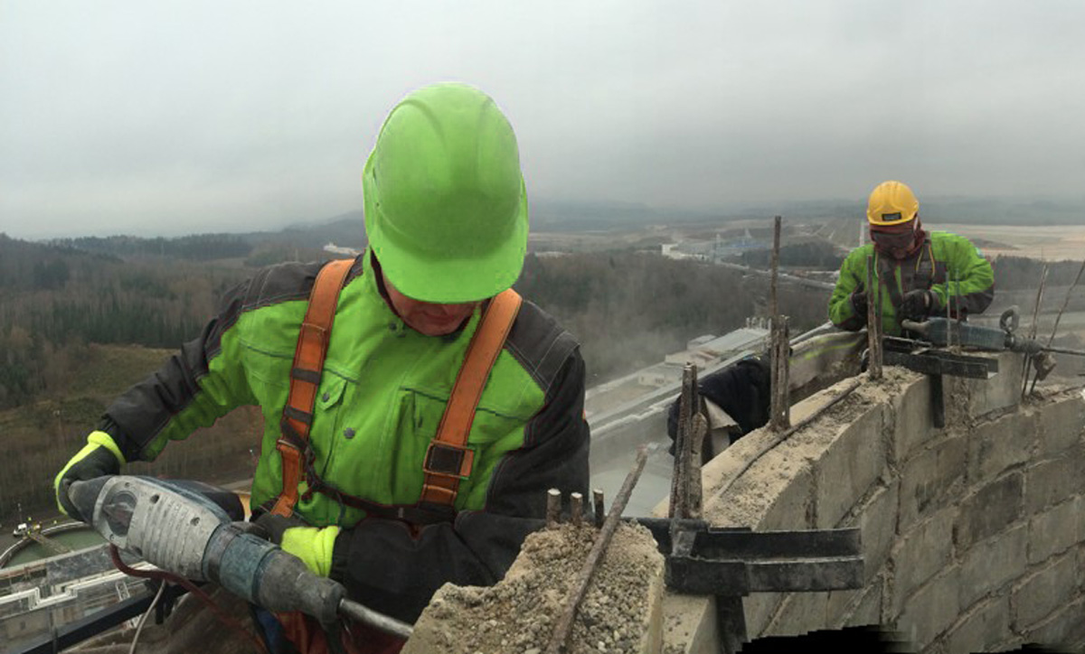 Demolition of the Stráž pod Ralskem chimney (120m)